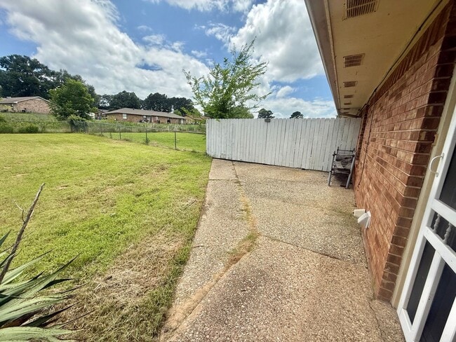 Building Photo - 2-bed/1-bath in Flint!