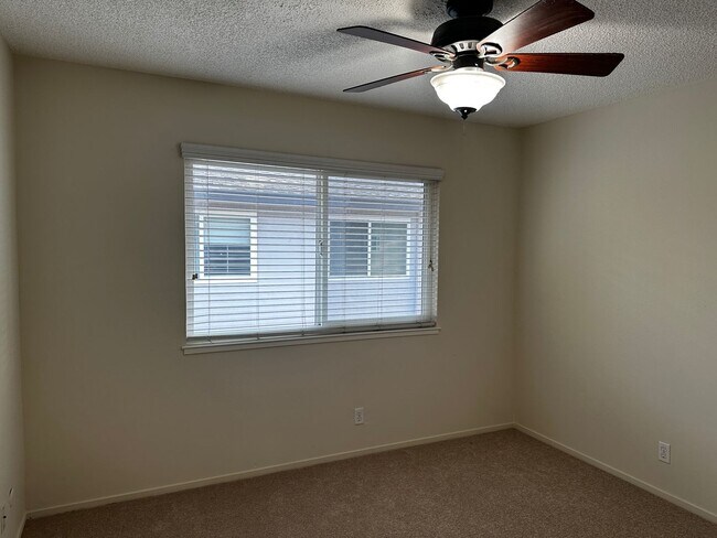 Building Photo - Bright 2 Bedroom 1 Bath Condo in Cambrian Area