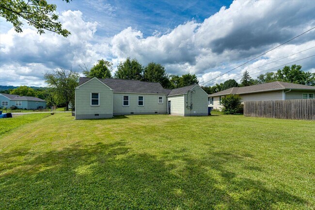 Building Photo - 3 BR 1 BA for Rent - 37415