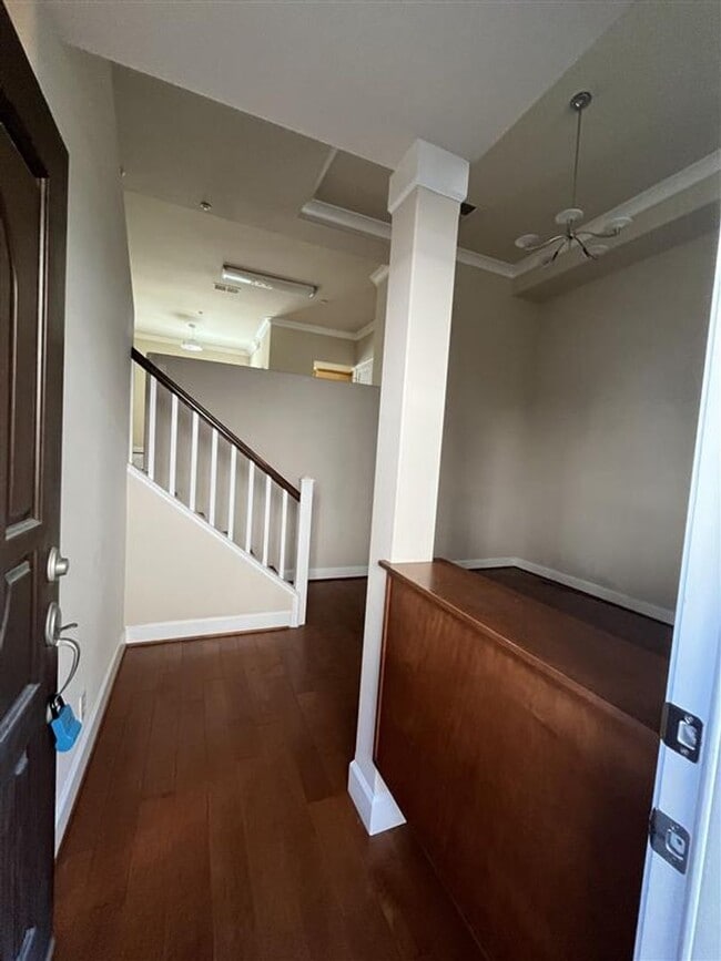 Building Photo - Spacious 3 bedroom, 3 bathroom apartment for rent in San Gabriel