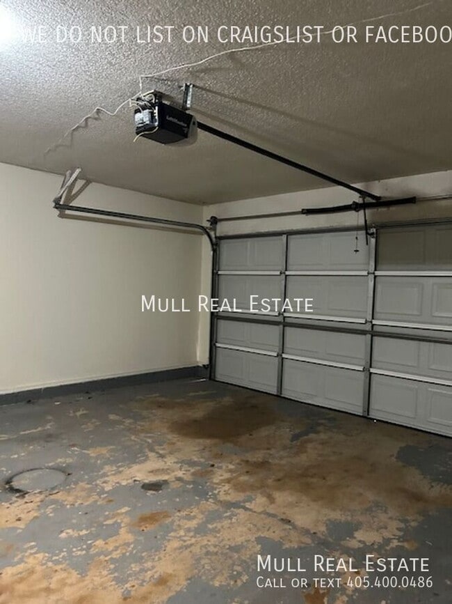 Building Photo - 2824 Silvertree Dr