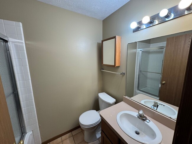 Building Photo - 8611 Scenicview Dr