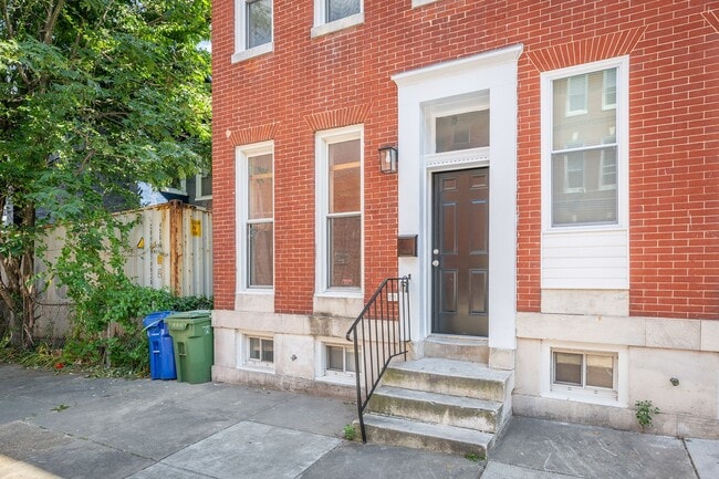 Building Photo - Beautifully renovated 4 BR/ 2 BA