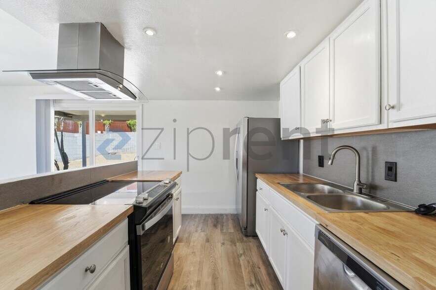 Building Photo - 9037 N 14th St