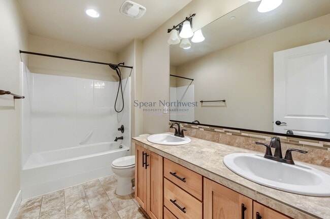 Building Photo - 552 NE 77th Ave