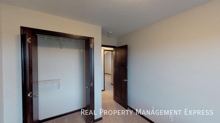 Building Photo - 3 Bedroom 1.5 Bathroom Townhome w/ Double Stall Attached Garage on the West side of Sioux Falls