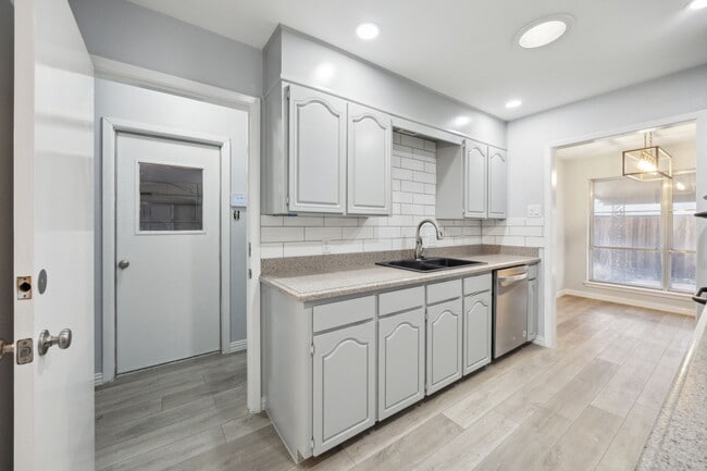 Building Photo - 4104 Plantation Dr