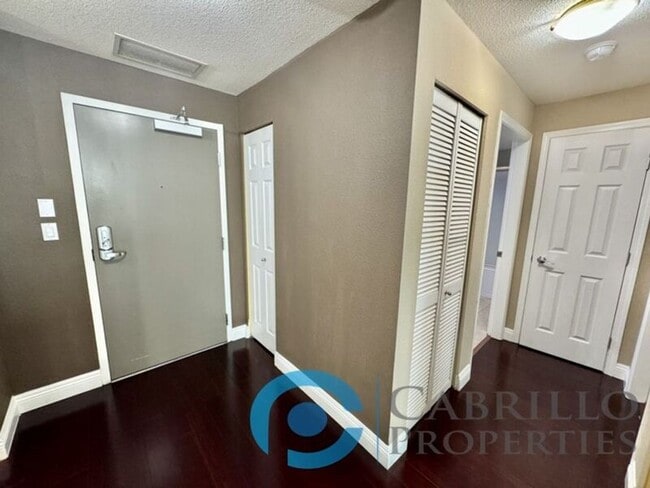 Building Photo - 1240 India St