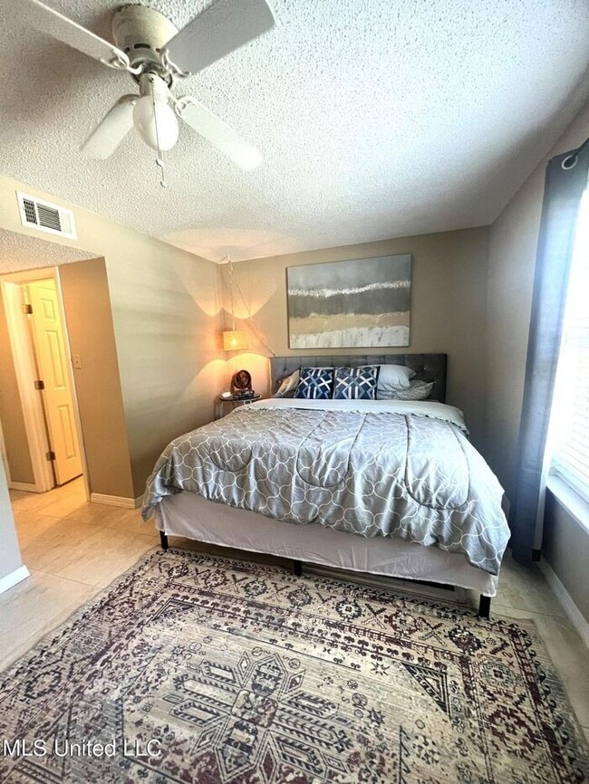 Building Photo - 1550 E 2nd St