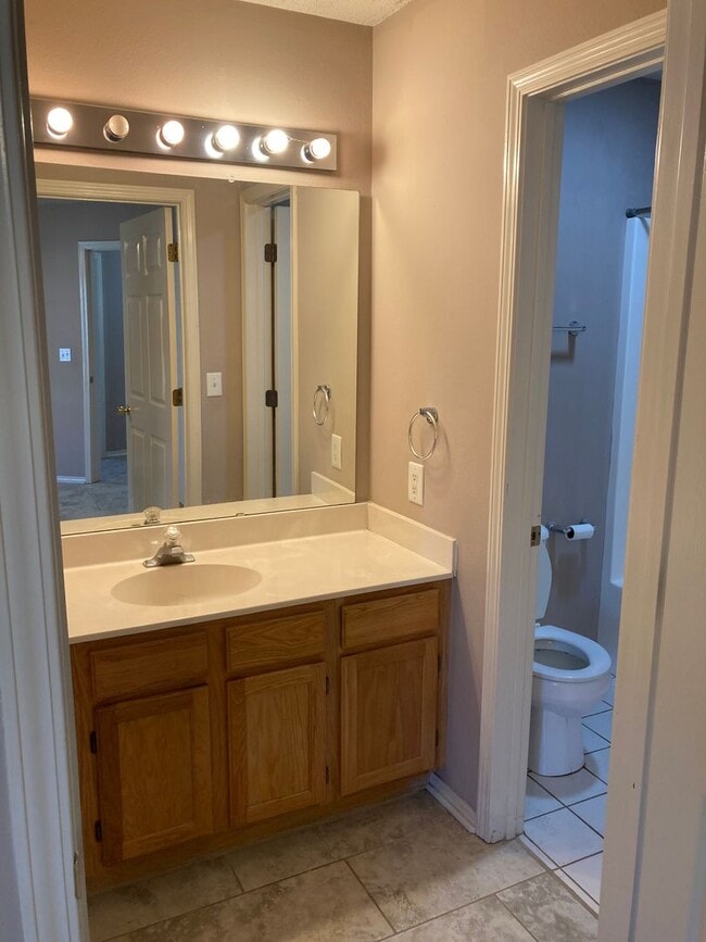 Building Photo - 3 Bed / 2 Bath Extremely close to Wedington Exit! Pre-leasing for Aug 10 Move-in!