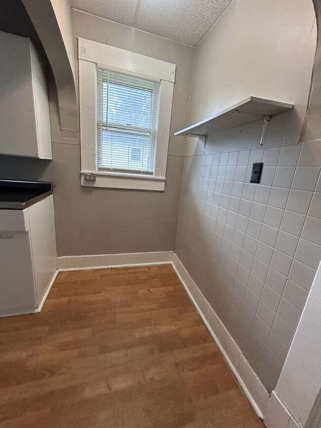 Building Photo - Just Remodeled! 2br/1ba - with Garage and Fenced-in Yard!