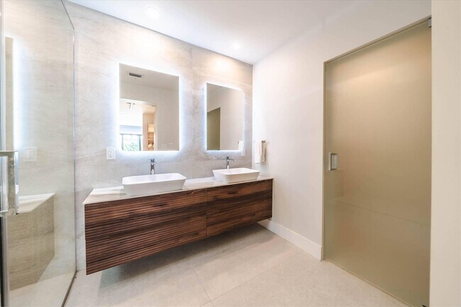 Building Photo - 7610 Bayside Ln