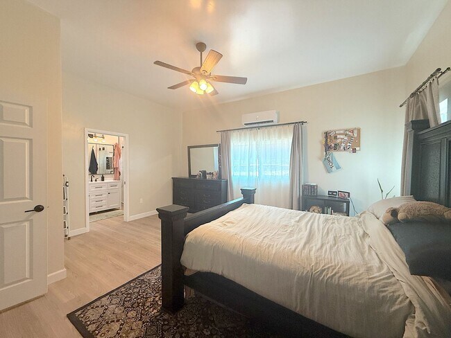 Building Photo - 3 Bedroom 2 Bathroom House Available Septe...