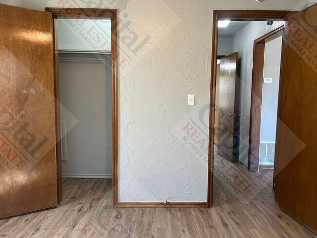 Building Photo - Charming 2 Bedroom