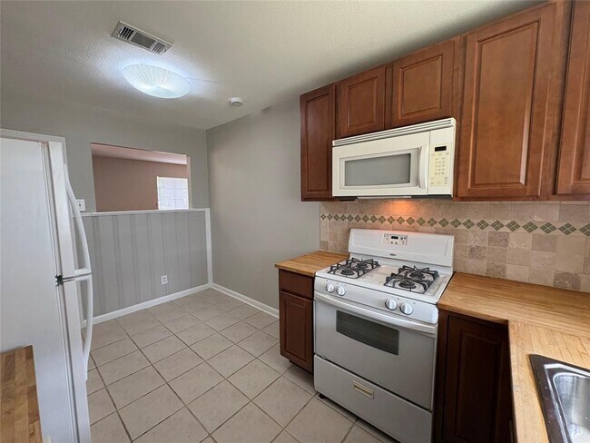 Building Photo - 1307 Corona Dr