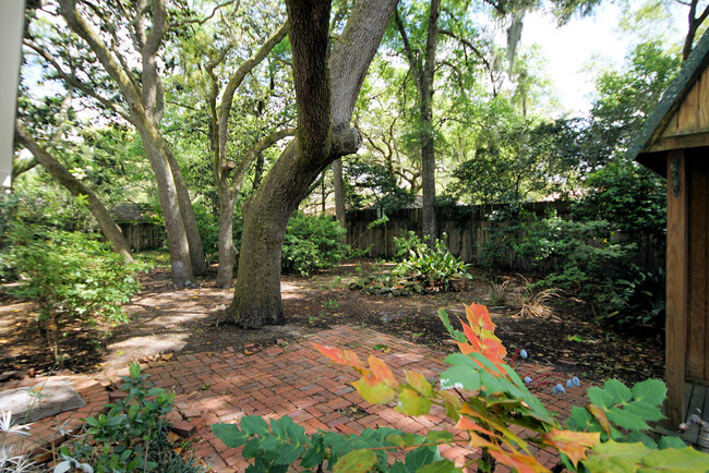 Building Photo - 596 L'Ombre Ct NE