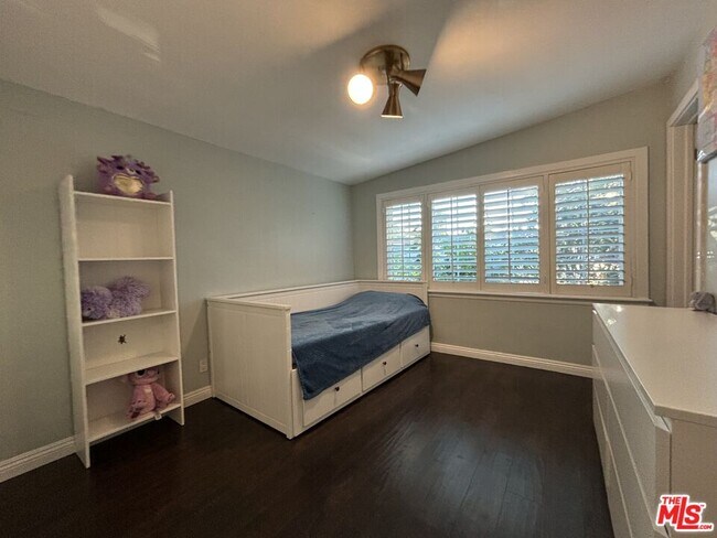 Building Photo - 10824 Paso Robles Ave