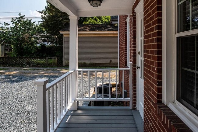 Building Photo - 819 Weedon St