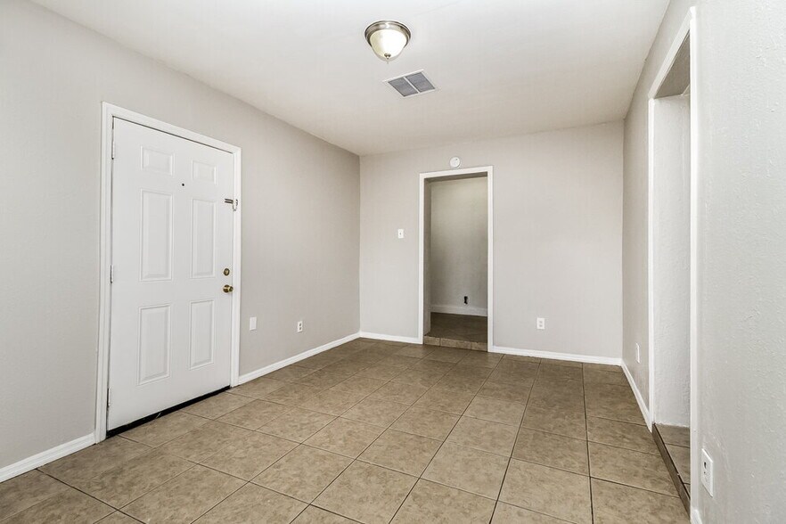 Building Photo - 4764 Miramar Rd