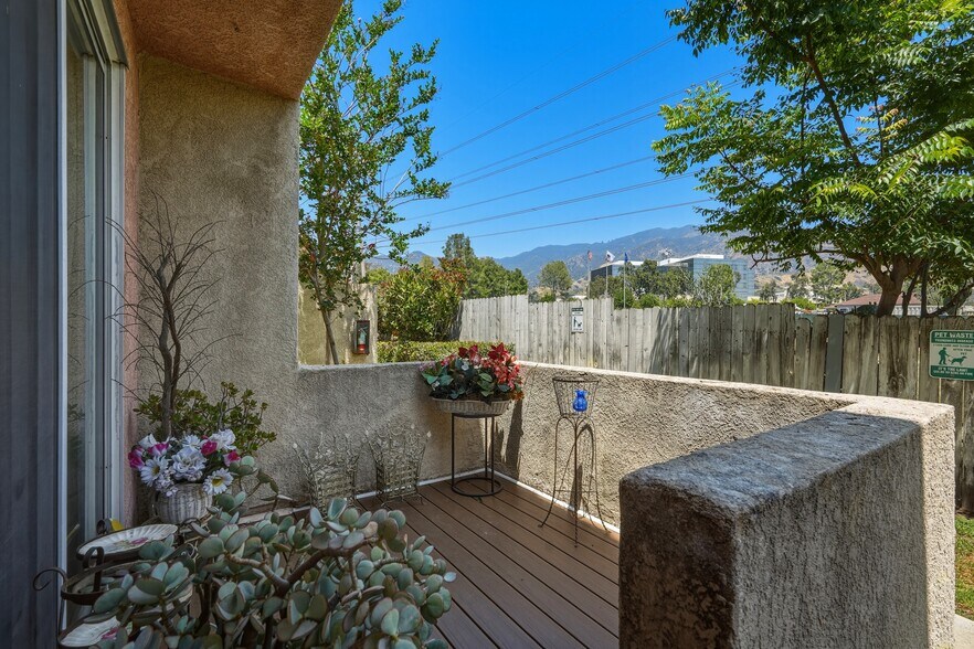 Building Photo - 13901 Olive View Ln