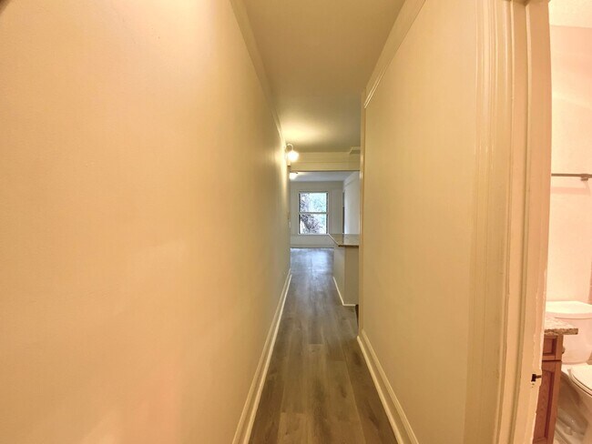 Building Photo - UPDATED 1BR! DISHWASHER! HARDWOOD! Laundry On-Site