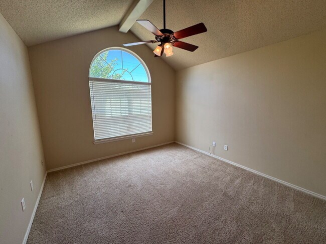 Building Photo - Lovely 3-Bedroom Home with Cozy Fireplace ...