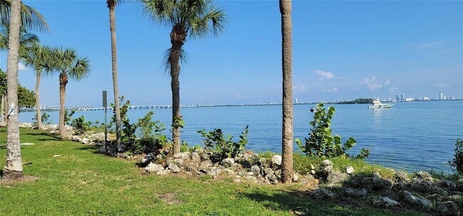 Building Photo - 1750 N Bayshore Dr