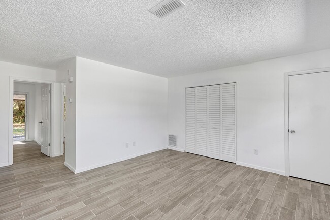 Building Photo - Spacious Upgraded 2-Bedroom Home with Modern Kitchenin Volusia County – Edgewater, FL