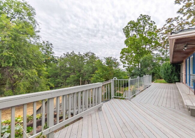 Building Photo - Spacious 3 bed 3 bath home