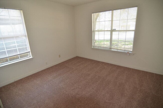 Building Photo - 700 Grande Dr