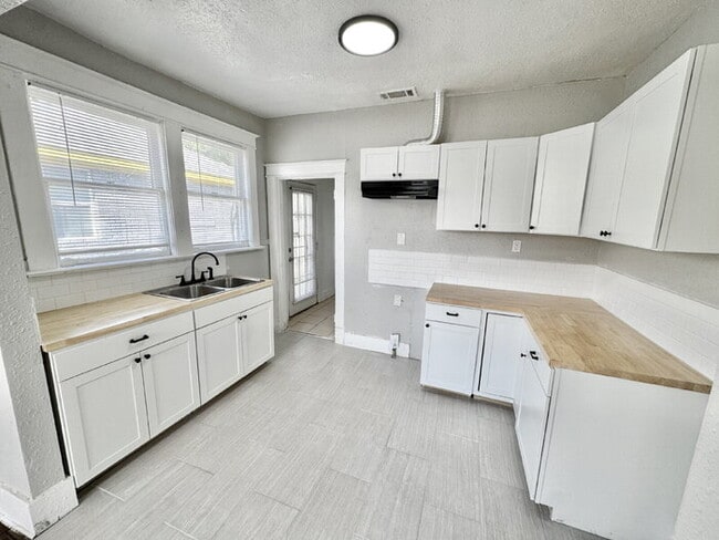 Building Photo - 1478 S Willet Street