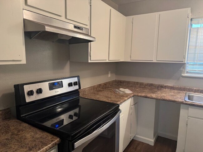 Building Photo - 106-106 Jester Cir