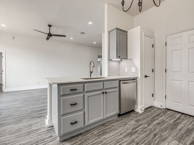 Building Photo - Newly remodeled home in Yukon!
