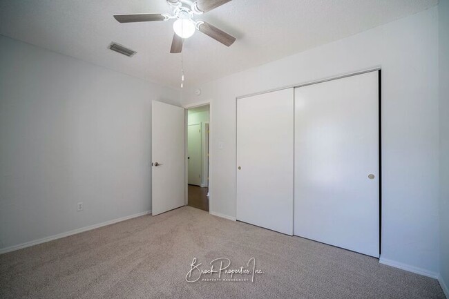 Building Photo - 7811 Woodpointe Dr