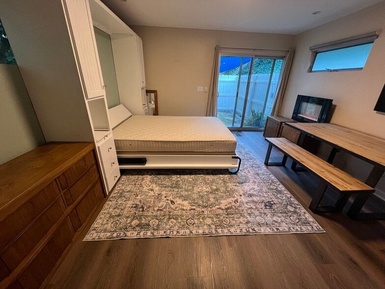 Building Photo - 835 N Kenter Ave