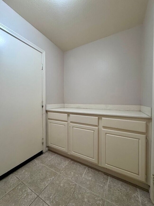 Building Photo - Beautiful 4 bedroom Temecula home sitting ...
