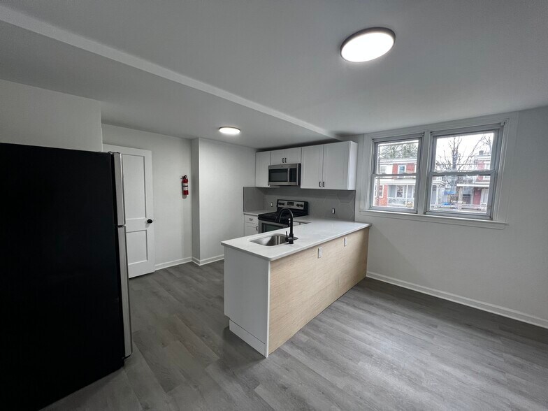 Building Photo - 817 Hughes St