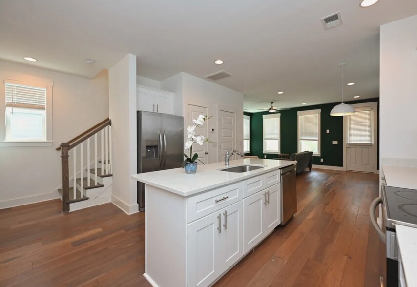 Building Photo - 422 Creative Way
