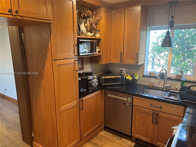 Building Photo - 8801 SW 42nd St