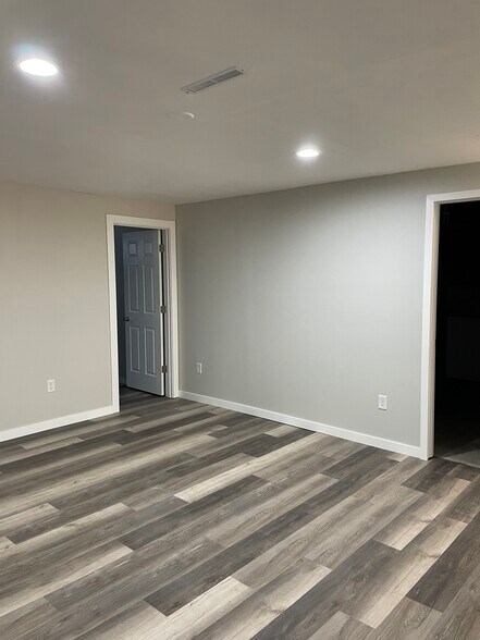 Building Photo - 864 S 45th St