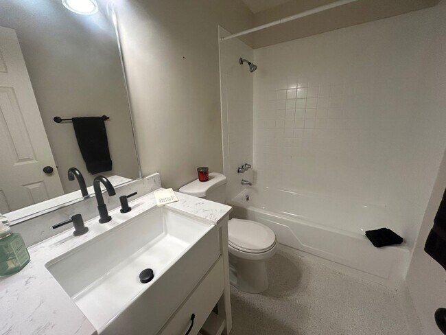 Building Photo - 5516 Lakeshore Dr