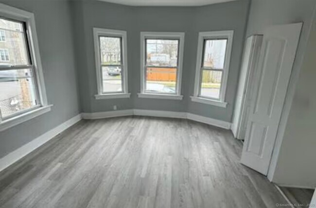 Building Photo - 657 Maple St