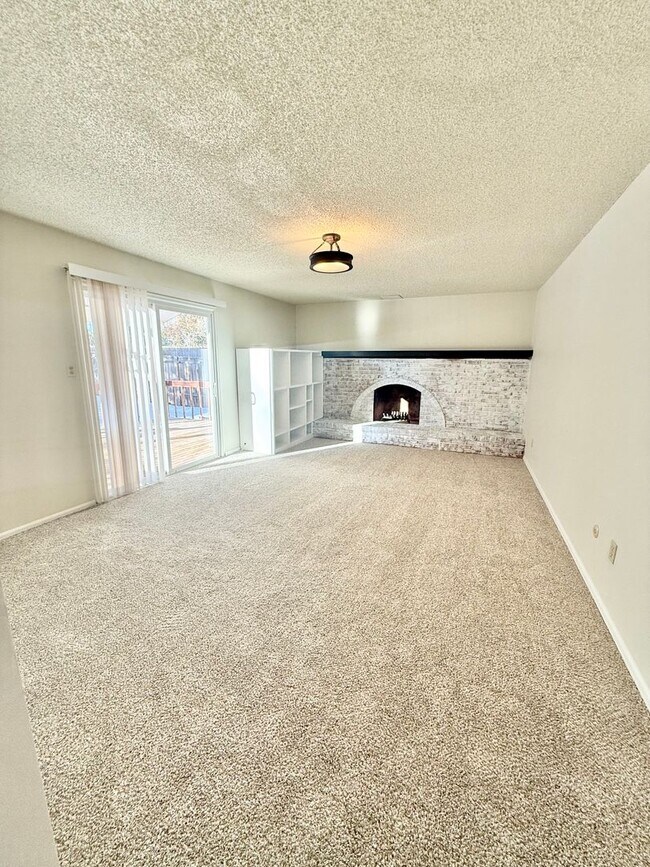 Building Photo - Beautiful Home on Picket for Rent!