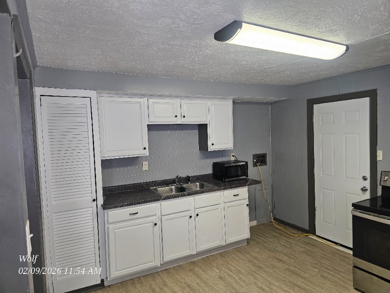 Building Photo - 2102 W Forest Dr