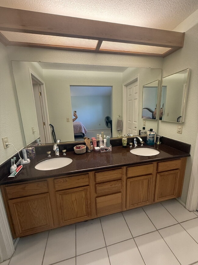 Building Photo - Charming 3 Bedroom 2.5 Bathroom Home in Pr...