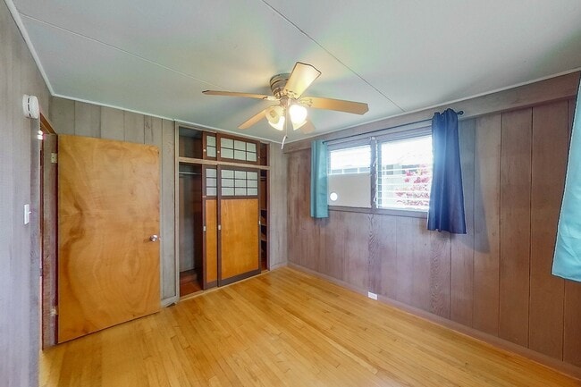 Building Photo - 2 Bed 1 Bath 1 Parking Apartment. 1 Year Lease.