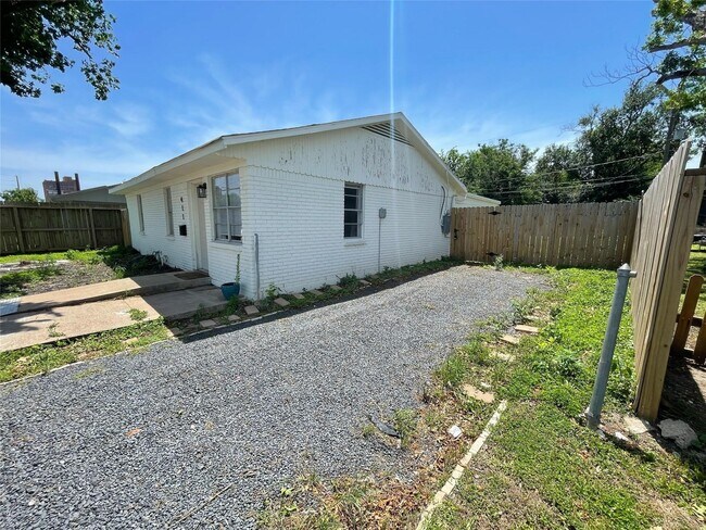 Primary Photo - 411 Guyer St