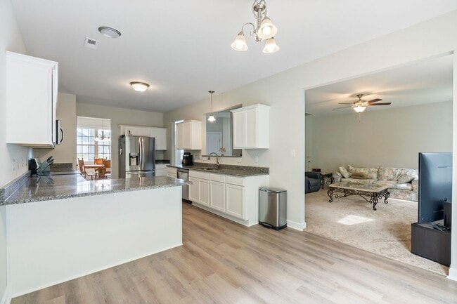 Building Photo - READY NOW! Spacious 5 bedroom w Bonus & 3.5 Bath Two Story Home on Cul-de-sac