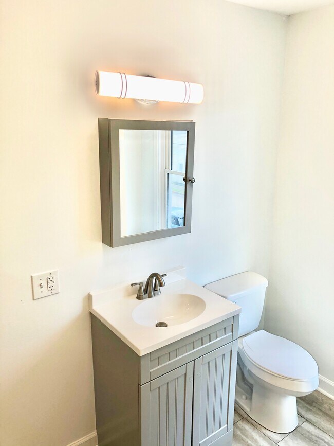 Building Photo - 1709 Everett St