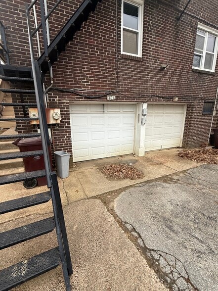 GARAGE - 301 W 39th St